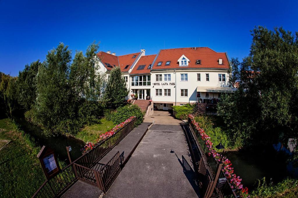 Hotel Lajta Park Mosonmagyarovar Luaran gambar